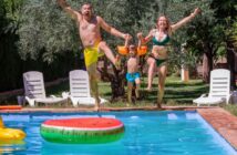 Alles für den Sommer mit der Family: Erholung im Pool und Planschbecken (Foto: AdobeStock - 732603252 Sergey Novikov)