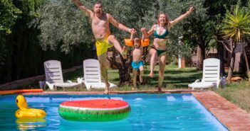 Alles für den Sommer mit der Family: Erholung im Pool und Planschbecken (Foto: AdobeStock - 732603252 Sergey Novikov)