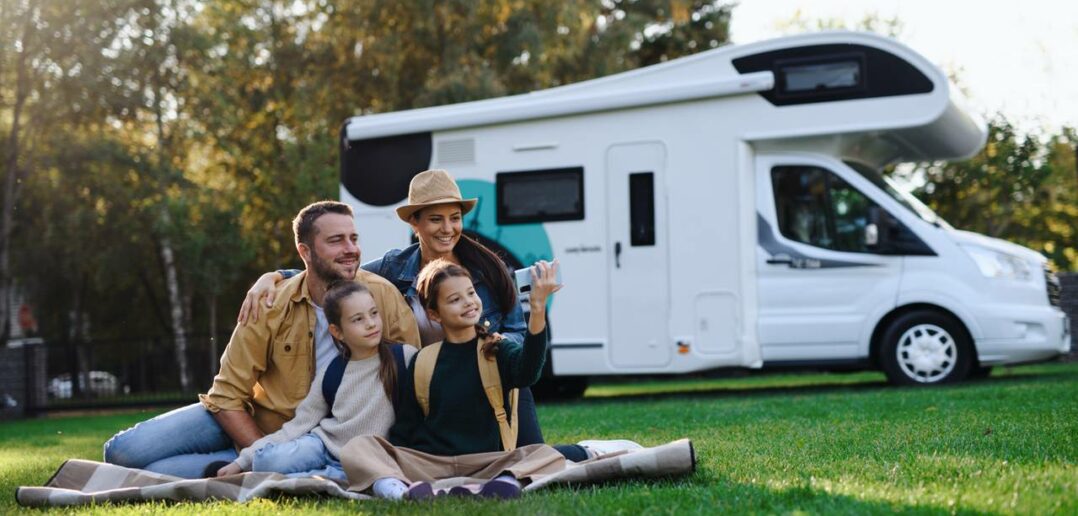 Wohnmobil einfach mieten: Tipps für die Wohnmobilreise mit der ganzen Familie (Foto: AdobeStock - 491044584 Halfpoint)