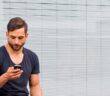 Ein Mann mit Smartphone checkt Twitter. (Foto: AdobeStock_67590756 Jürgen Fälchle)