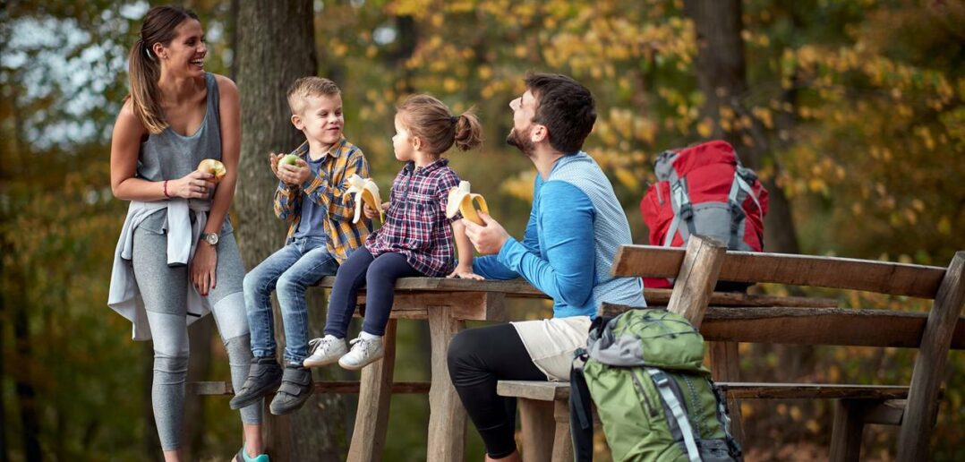 Fragen für Paare: Tiefe Gespräche während des Familienausflugs (Foto: AdobeStock - 418341365 luckybusiness)