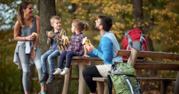 Fragen für Paare: Tiefe Gespräche während des Familienausflugs (Foto: AdobeStock - 418341365 luckybusiness)