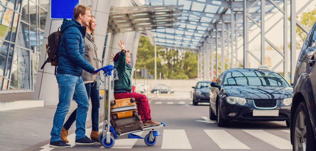 Stressfreie Anreise: Die besten Optionen für den Weg zum Flughafen mit der Familie (Foto: AdobeStock - 125851659 Yakobchuk Olena)