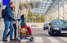 Stressfreie Anreise: Die besten Optionen für den Weg zum Flughafen mit der Familie (Foto: AdobeStock - 125851659 Yakobchuk Olena)