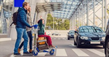 Stressfreie Anreise: Die besten Optionen für den Weg zum Flughafen mit der Familie (Foto: AdobeStock - 125851659 Yakobchuk Olena)