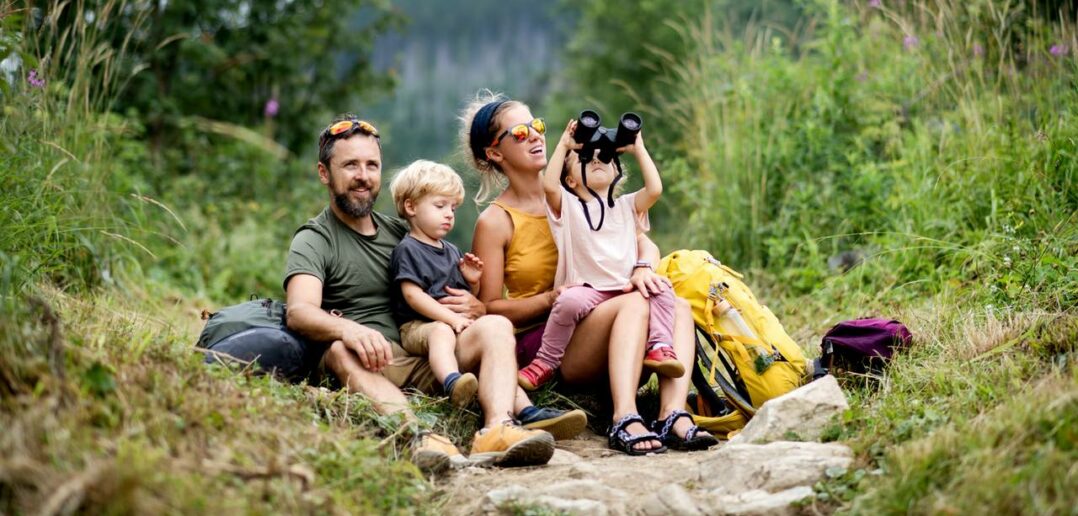 Wandern mit Kindern: Tipps für Familienabenteuer in der Natur (Foto: AdobeStock - 379360516 Halfpoint)