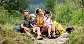 Wandern mit Kindern: Tipps für Familienabenteuer in der Natur (Foto: AdobeStock - 379360516 Halfpoint)